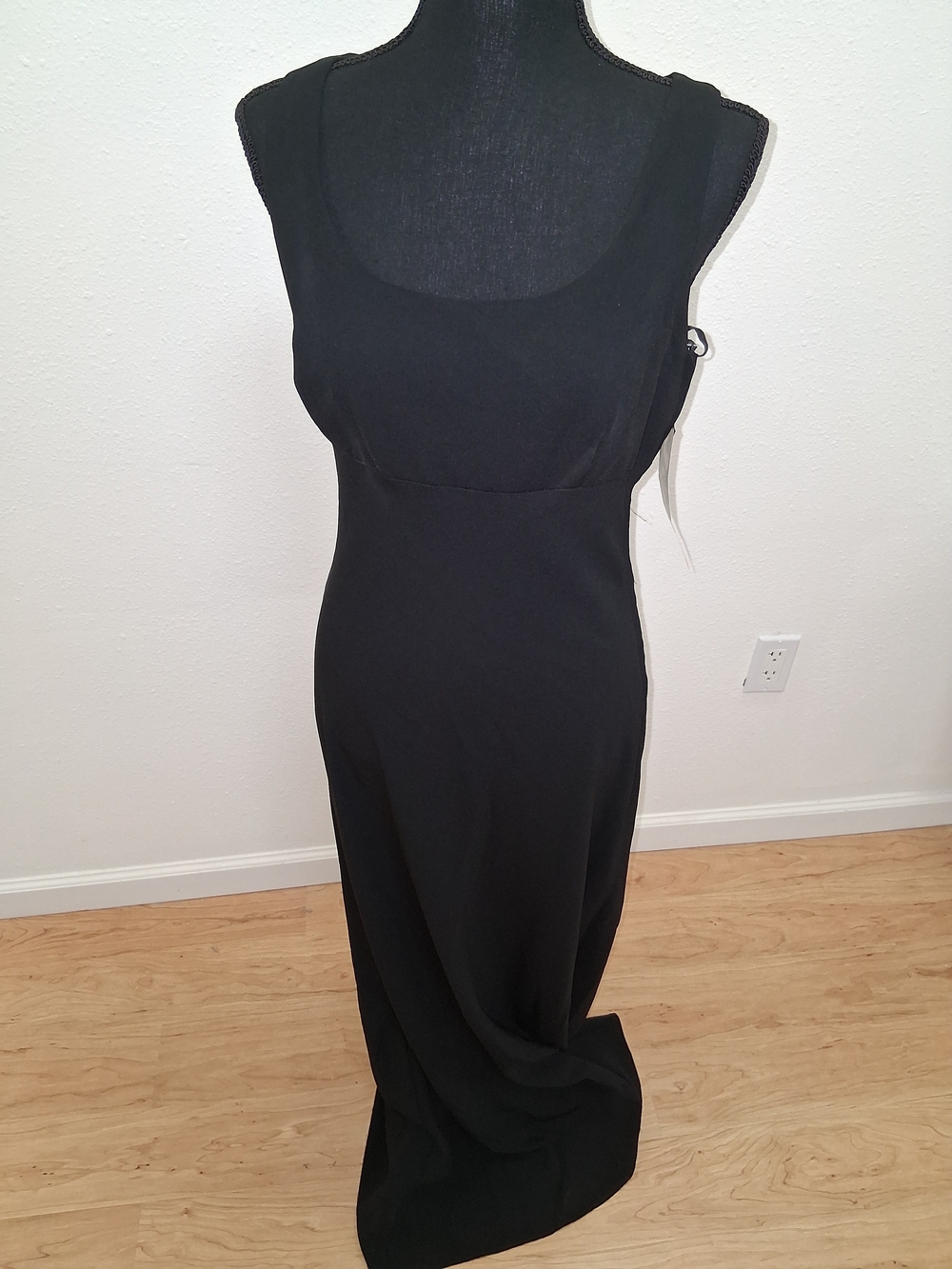 Black Brand Elegant Scoop-Neck Maxi Dress in Black